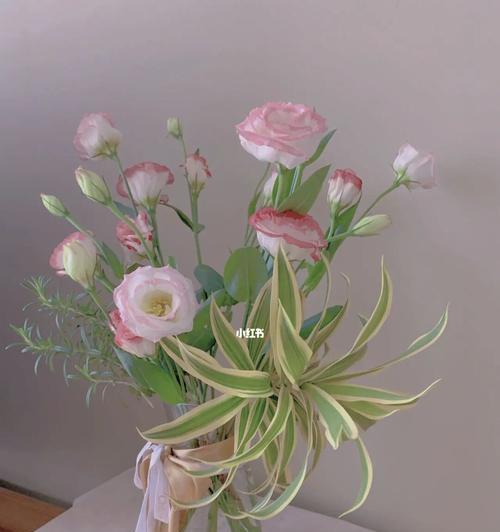 插花新手必备的基本知识与技巧（从选花材到造型设计，轻松学习插花技巧）