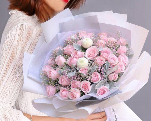 三十三朵粉玫瑰的花语（浪漫、承诺和至爱）

