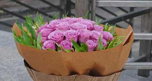紫玫瑰代表什么花语？（探究紫玫瑰的花语及文化内涵）
