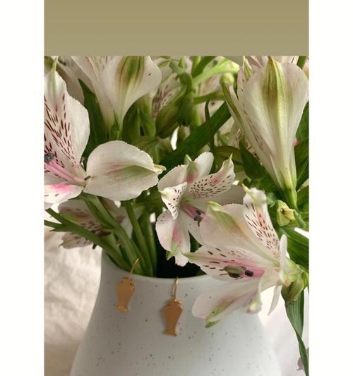 水仙百合花的养殖技巧（打造优美的水仙百合花园）
