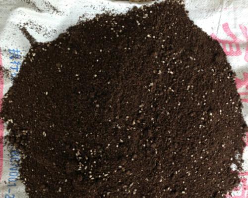 如何制作高效花肥营养土（打造营养丰富、环保的花园必备）