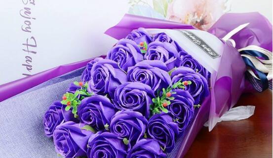 探秘紫色玫瑰的花语（解读紫色玫瑰的神秘象征）