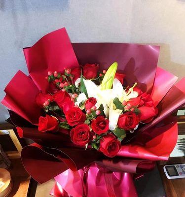 19朵红色玫瑰花的寓意与传说（传递爱情与浪漫的玫瑰花，19朵红色玫瑰的特殊象征）