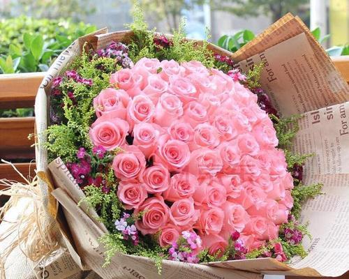 浪漫之美——11朵玫瑰花的寓意（传达爱情和敬意的完美表达，）