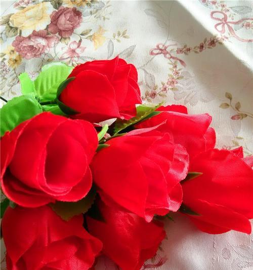 大红色玫瑰的花语含义（探究大红色玫瑰代表的爱情、欲望和敬意）