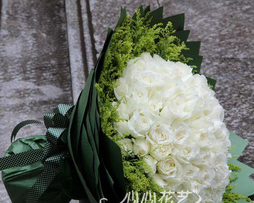 九朵白玫瑰的代表意义（白色花朵、感谢、祝福）