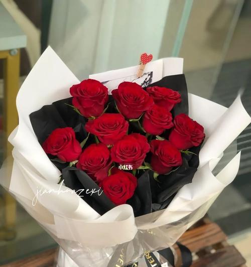 送11朵红玫瑰的意义（探寻红玫瑰代表爱情的深意）