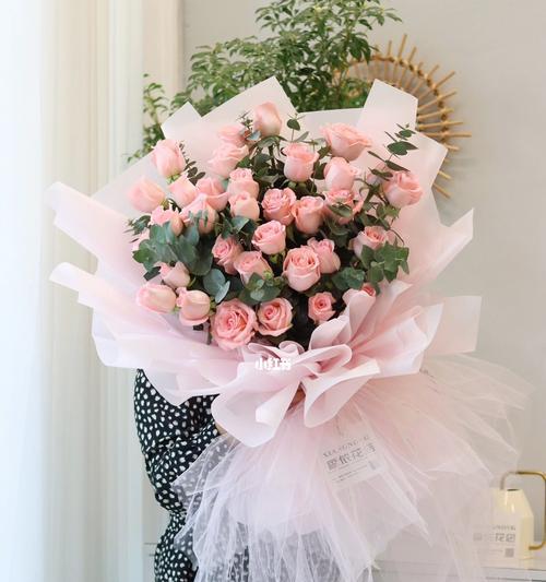 三十三朵粉玫瑰的象征意义及寓意解读（浪漫之中蕴含的深刻情感与祝福）