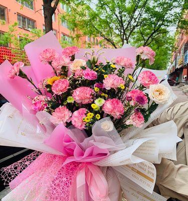 粉色康乃馨的花语——爱与美的象征（探寻康乃馨花语的深层内涵）