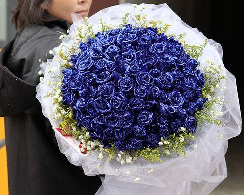 男人送女人蓝色玫瑰的含义（揭秘蓝色玫瑰代表的情感和心理）
