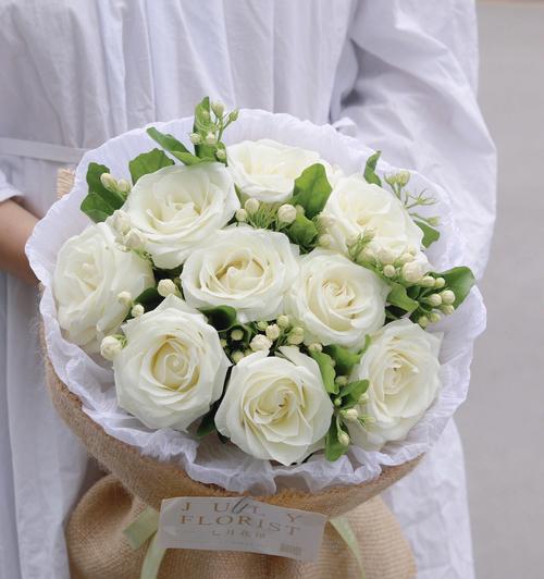 白玫瑰花的意义（探寻白玫瑰所蕴含的情感与文化内涵）