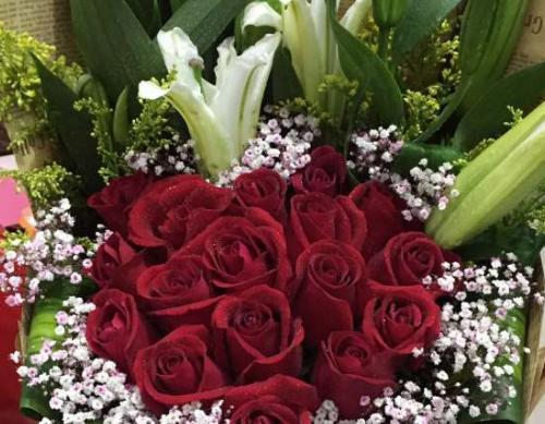 18朵玫瑰的花语——浪漫与承诺（一束芬芳的爱意，彰显永恒的誓言）