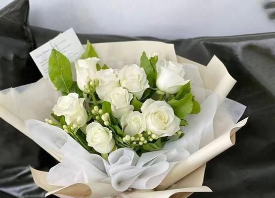 白玫瑰的含义及象征意义（以纯洁和爱情为代表的白玫瑰）
