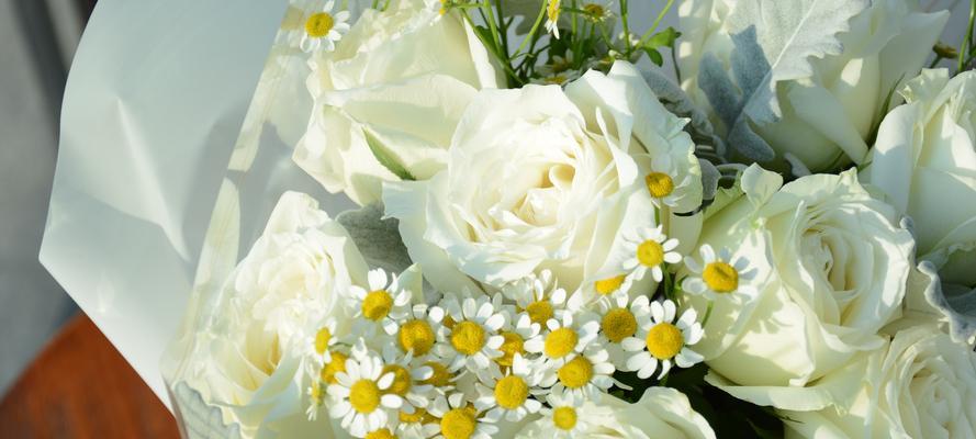 白色玫瑰花（探寻白色玫瑰花的象征意义和深层内涵）