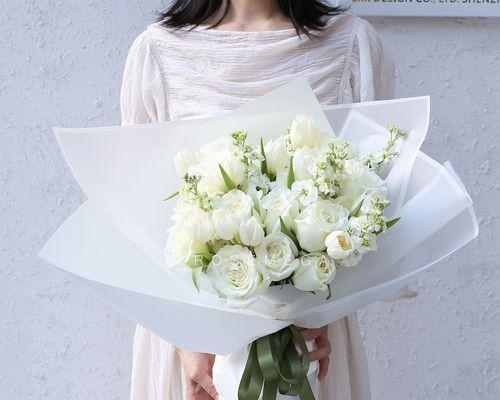白玫瑰的寓意和象征意义（探究白玫瑰的美丽和神秘）