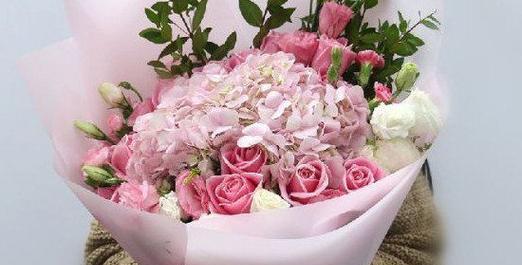 粉玫瑰的寓意及象征（浪漫、爱情、温柔）