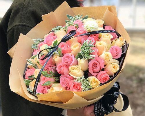 送女友几朵玫瑰花，别有心意（情人节必备的一束花，深情表达关怀）