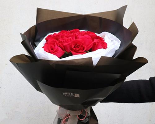 送女友几朵玫瑰花，别有心意（情人节必备的一束花，深情表达关怀）