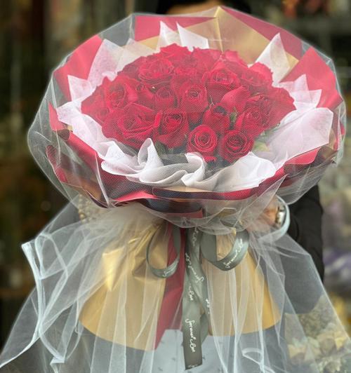 玫瑰花语之33朵玫瑰的美丽与爱情（浪漫玫瑰花语的秘密与意义）