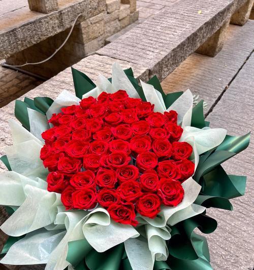 12朵红玫瑰的花语及寓意（12朵红玫瑰的象征意义与传递信息）