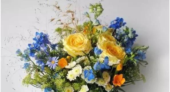 以花语代表诚实，用花来传递真实的力量（通过花语传递的诚实与真实情感）