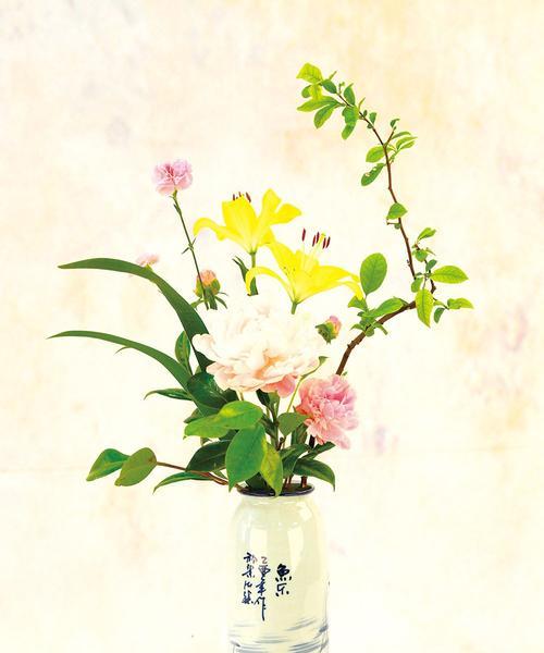 用插花作品传达寓意的艺术之美（以自然之美点缀生活）