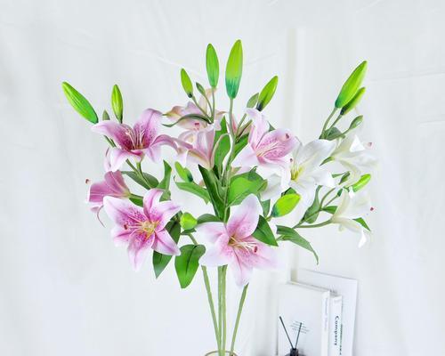 如何正确养护百合花的插花（百合花插花的精彩之处与养护技巧）
