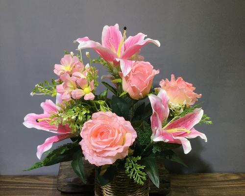 8朵粉玫瑰花的含义（浪漫之情的绽放）