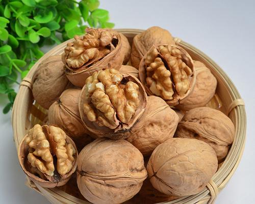 如何完整剥壳核桃（教你一个简单易行的方法）