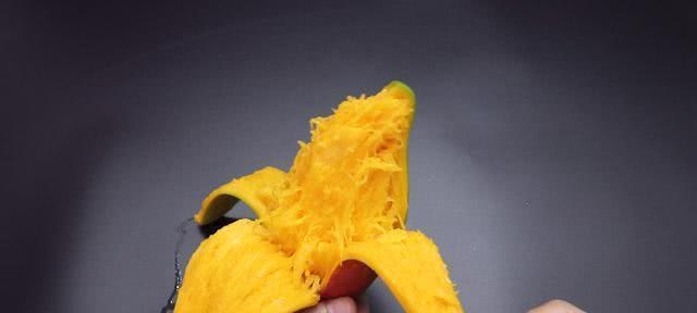 如何轻松剥掉芒果皮（芒果皮剥皮小技巧）