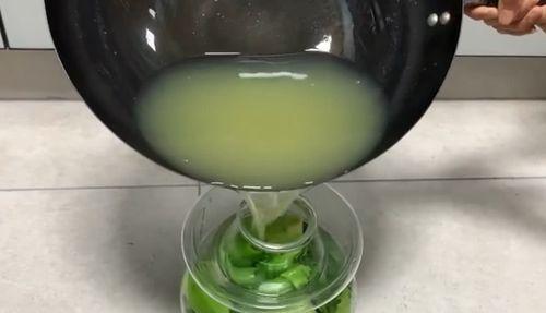 淘米水——浇灌绿色生活的神奇液体（淘米水可以代替化肥浇灌青菜）