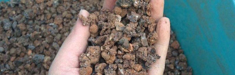 蜂窝煤花土制作指南（如何利用蜂窝煤打造营养丰富的花园土壤）