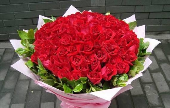 12朵红玫瑰的花语是什么？送花时应该注意什么？