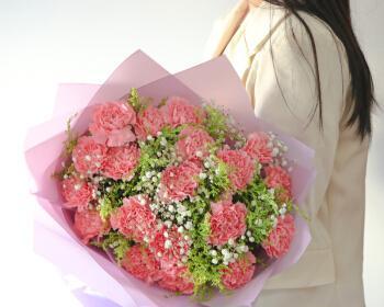 用百合康乃馨情人草玫瑰的寓意是什么？如何正确表达爱意？