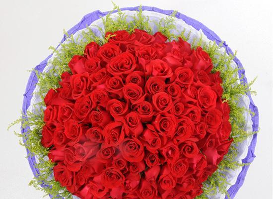 两朵红玫瑰花的寓意是什么？送花时应如何表达情感？