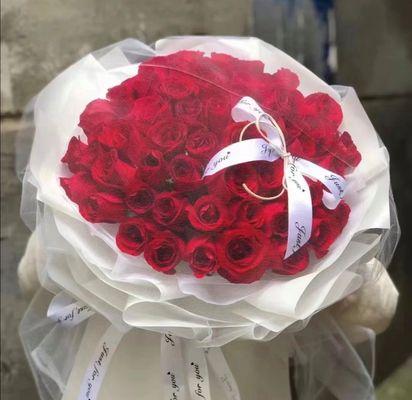 两朵红玫瑰花的寓意是什么？送花时应如何表达情感？