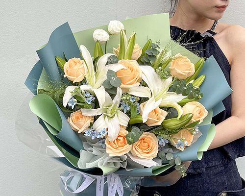 11朵玫瑰花加11朵百合花