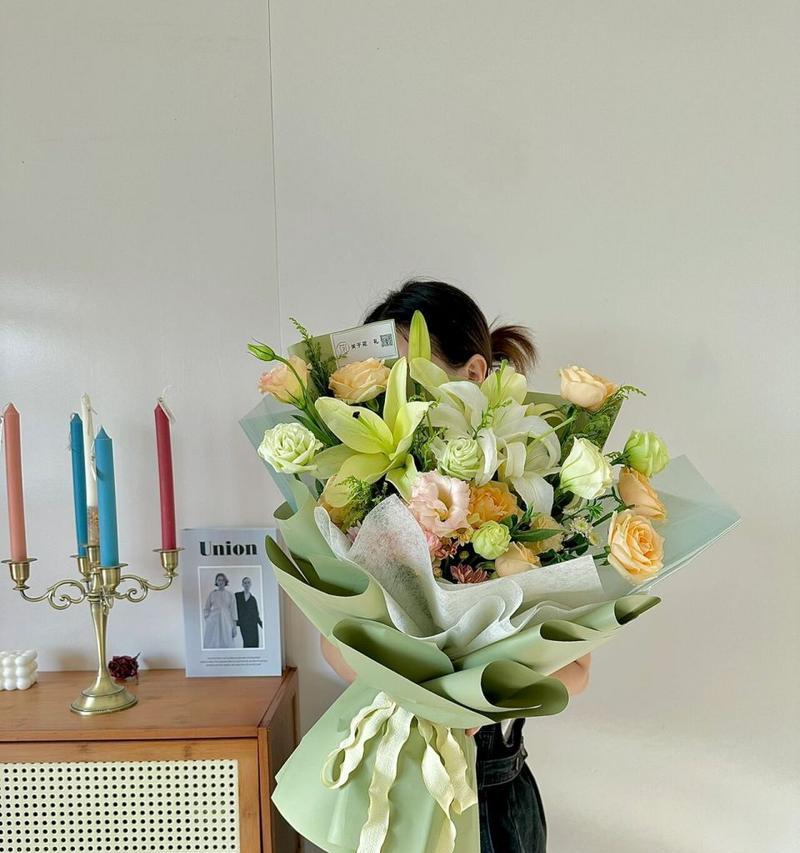 11朵香槟玫瑰可以搭配几朵百合花束吗