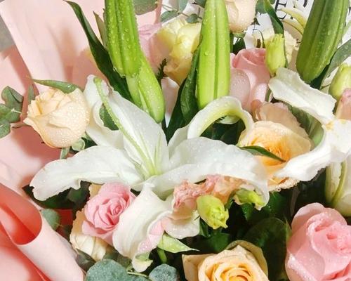 十朵玫瑰搭配五朵百合的寓意是什么？这种花束传递了哪些信息？