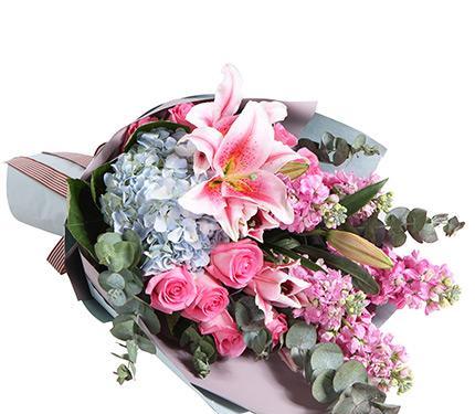 送6朵百合加5枝玫瑰代表什么意思？如何理解这种花语的含义？