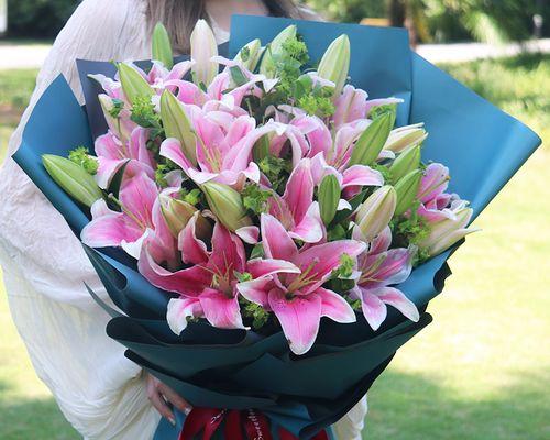 21朵玫瑰花搭配3朵百合意味着什么？如何解读这种花束组合？
