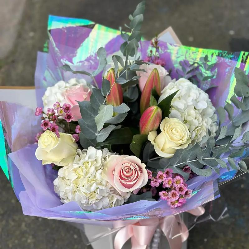 21朵玫瑰花搭配3朵百合意味着什么？如何解读这种花束组合？