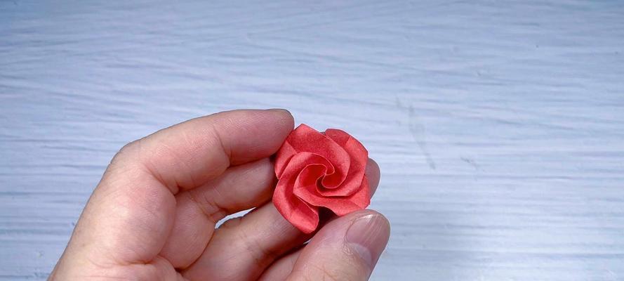 便利贴折纸玫瑰花和笔筒怎么折