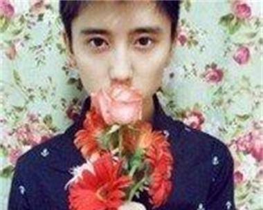 男生拿大玫瑰花找女生有何含义？这种行为背后的意图是什么？