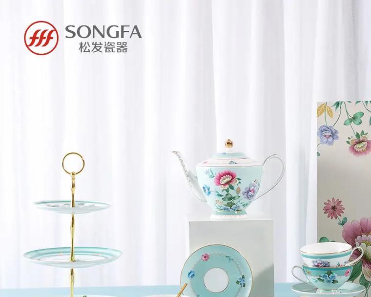 茶杯上的花卉图案有何寓意？它在设计中表达什么主题？