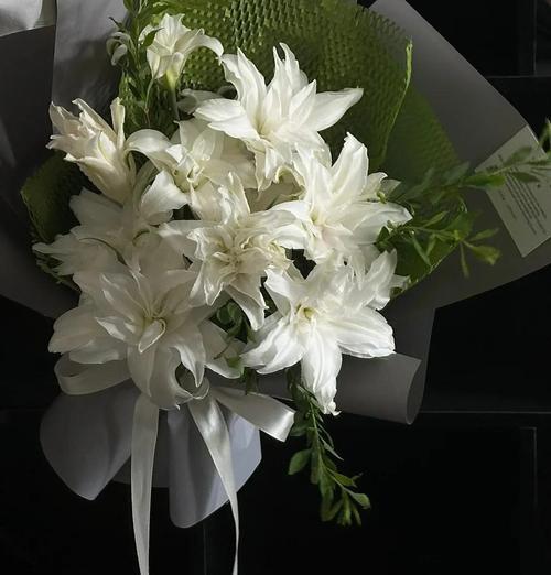 灯笼百合的寓意和花语是什么？它象征着什么？