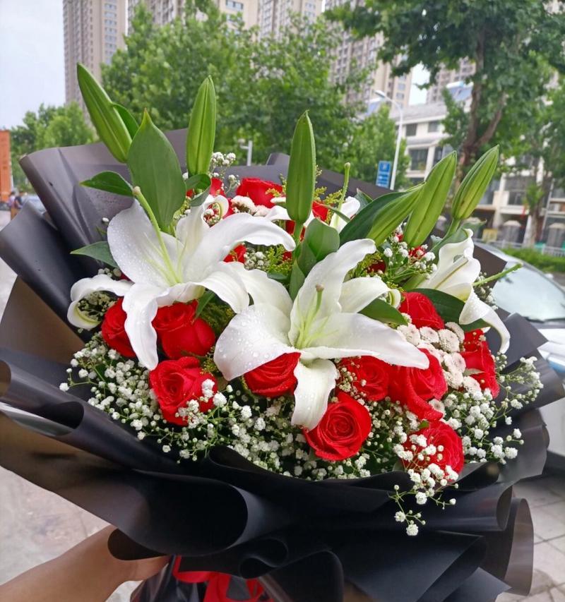 两支红玫瑰加白玫瑰的花语是什么？送这种组合花束有何含义？
