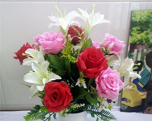 两支百合与六支玫瑰组合的花语是什么？