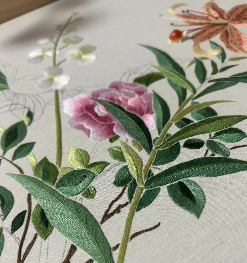 百合插花需要什么材料才能开花？龙柱上的花卉有哪些品种？