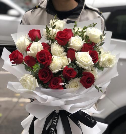 白玫瑰中红玫瑰花束的寓意是什么？它传递了什么信息？